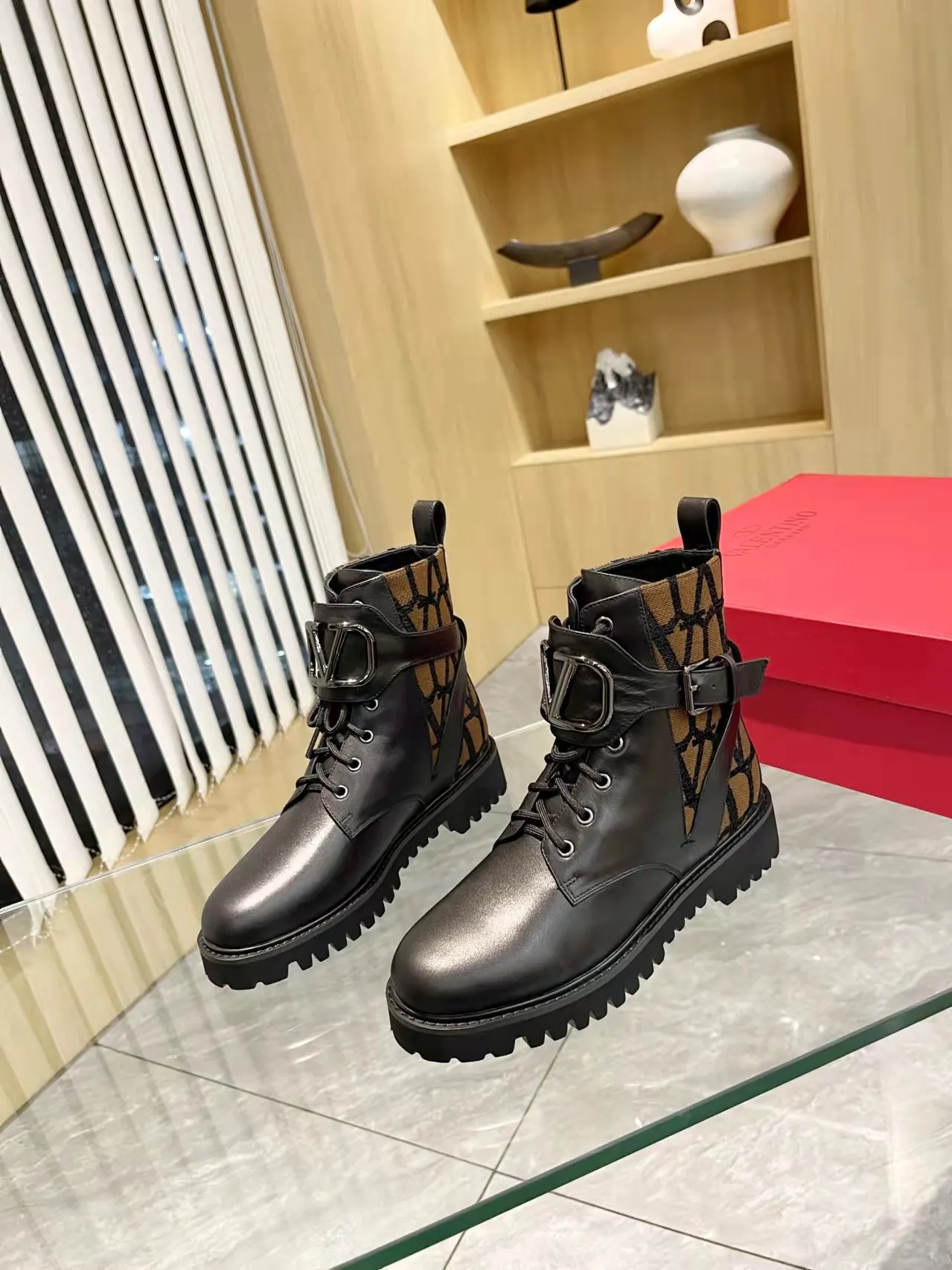 👟👟Ex-factory price 540👟👟 𝑉𝐴𝐿𝐸𝑁𝑇𝐼𝑁𝑂 Valentino's new autumn and winter Martin boots. The unique [V logo fabric print pattern] brings out a full sense of high-end, worth buying★Absolutely high-grade❥Original method Absolute sensibility❥Elegant style Create a different feeling, simple and elegant style!  Fabric: fabric printed cloth + imported cowhide. Lining: inner sheepskin. Bronze large buckle with high-end printing. Color: black, brown. Size: 35-41. (42 customized items cannot be returned or exchanged)